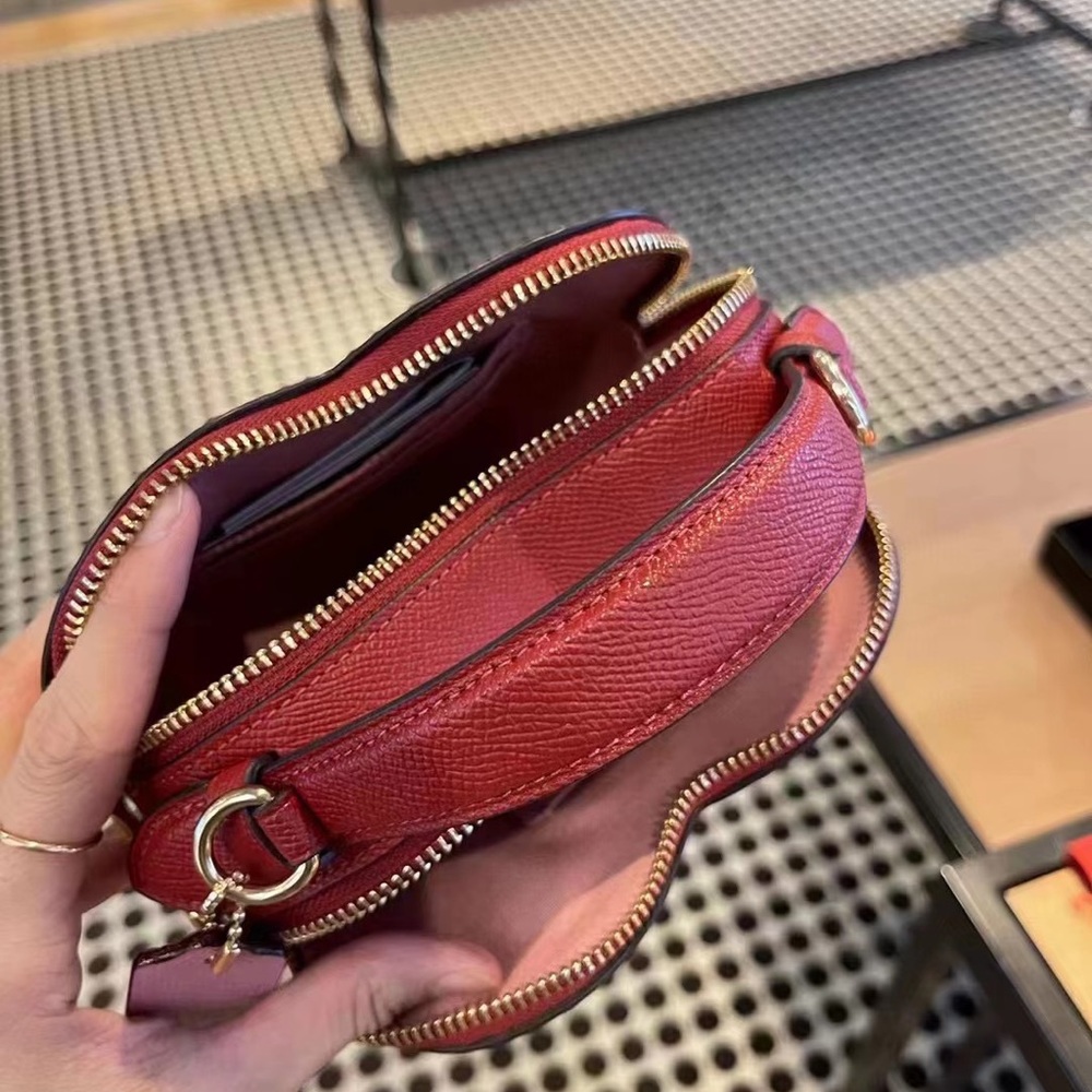 Heart Crossbody In Colorblock - Picture 4 of 9